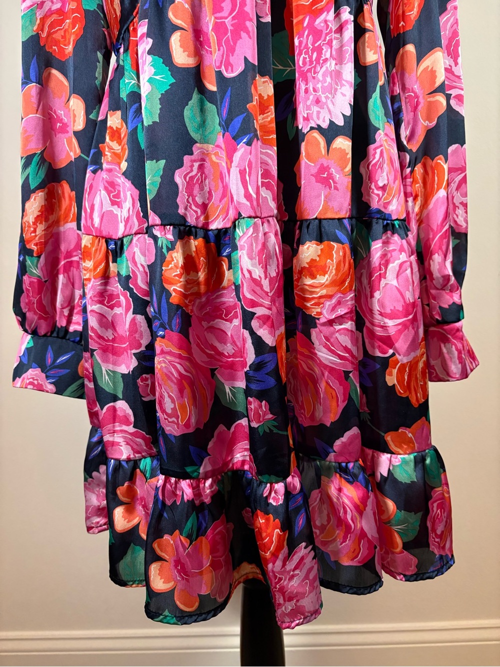 Francesca’s Mi Ami Satin Floral Long Balloon Sleeve Tiered Dress Plunge Cutout M - Picture 3 of 11